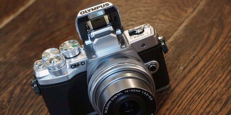 Kamera mirrorless terbaik Olympus OM-D E-M10 Mark III
