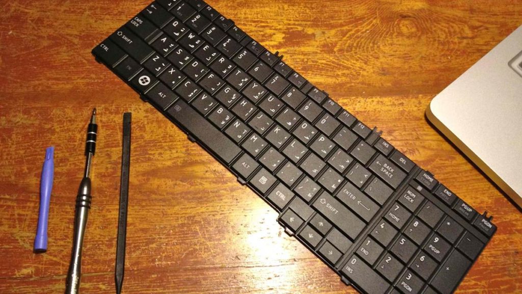 keyboard laptop yang dibongkar