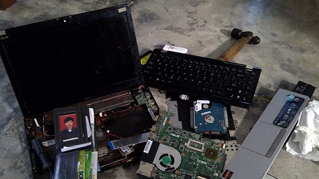 proses bongkar laptop