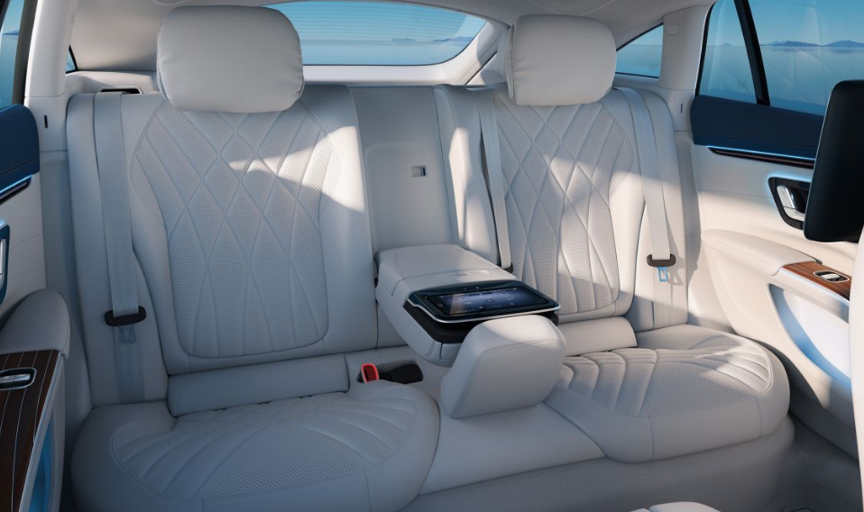 Interior yang luas dan mewah dalam Mercedes Benz EQS