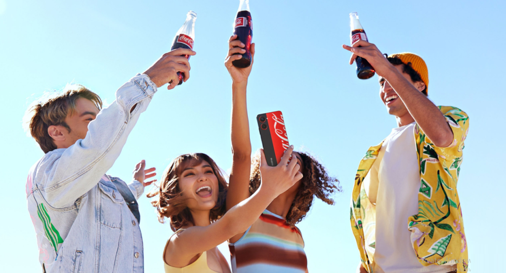 Realme 10 Pro 5G Coca Cola Edition dalam genggaman